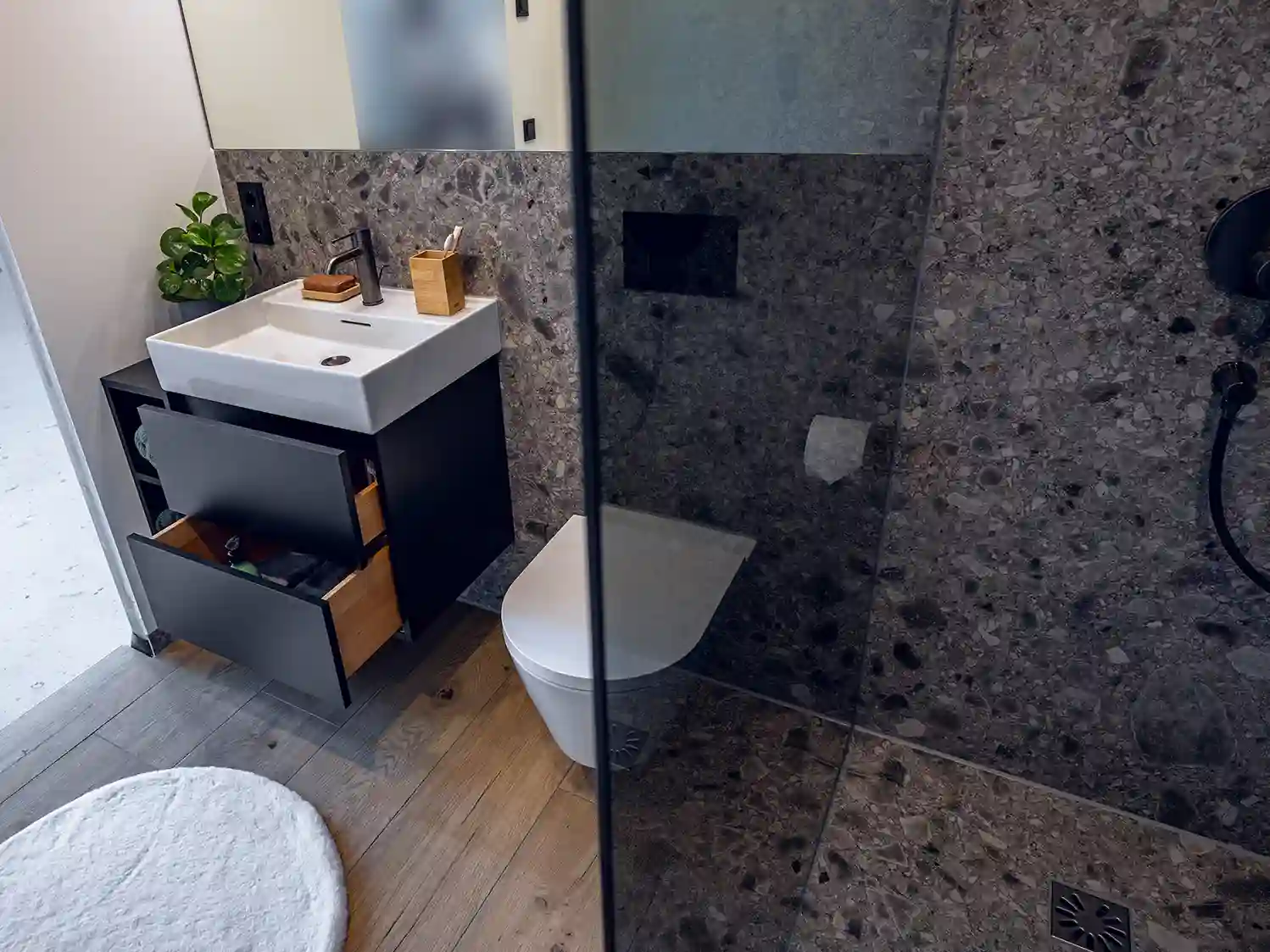 Modulbad Zermatt (gebürstet grau Armaturen mit holzoptik Fliese - Ansicht von rechts