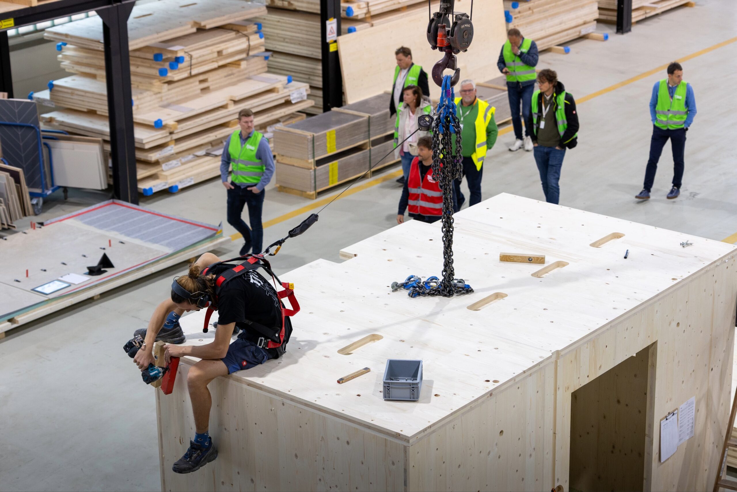 Mitarbeiter beim Zusammenbau eines Moduls.