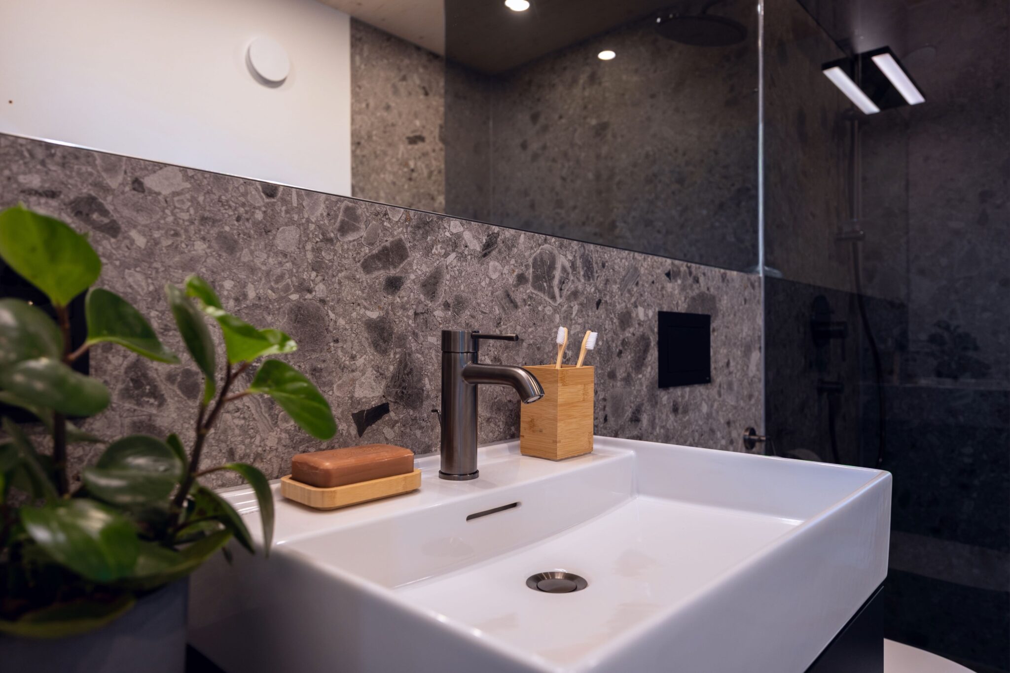 Waschbecken mit schwarzer Armatur, Designlinie Zermatt.