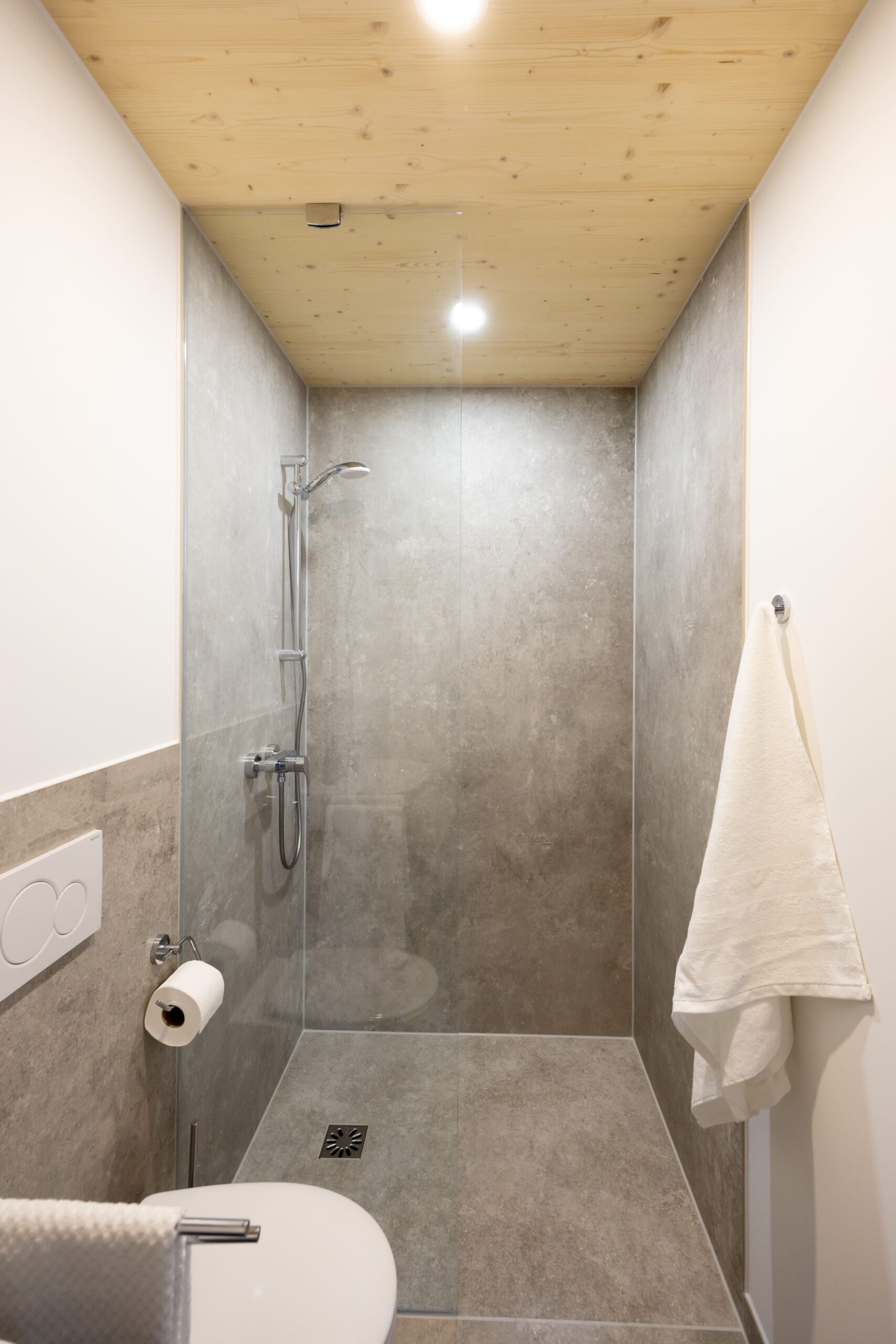 Badezimmer Stockholm: Ausschnitt zeigt Dusche mit chromfarbener Armatur.