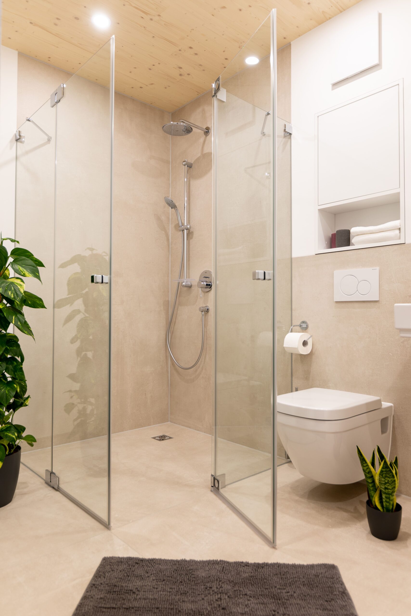 Badezimmer Vancouver: WC und Dusche mit chromfarbener Armatur.