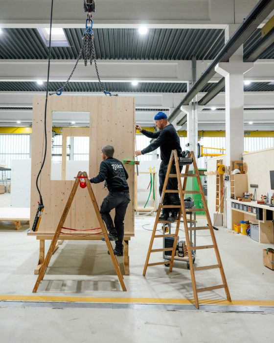 Mitarbeiter bei der Montage eines Wandmodules