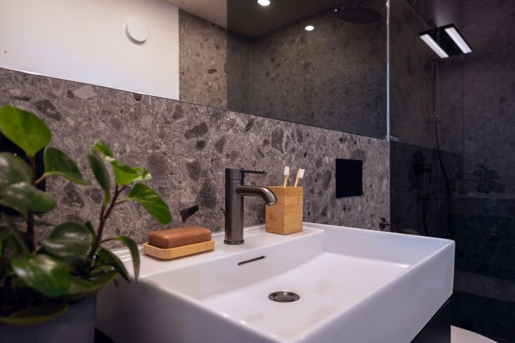 Waschbecken mit schwarzer Armatur, Designlinie Zermatt.